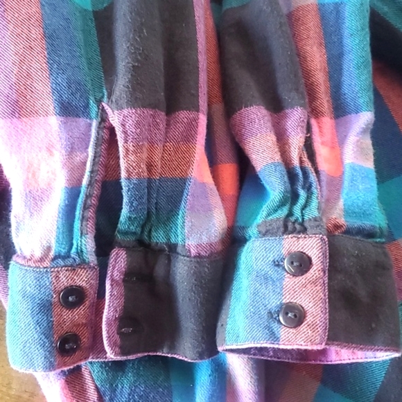Noisy May perfectly worn in multicolored flannel button up - Picture 12 of 12